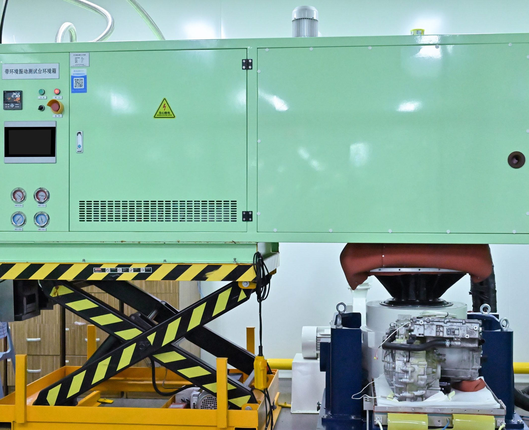 Environmental chamber with environmental vibration test bench