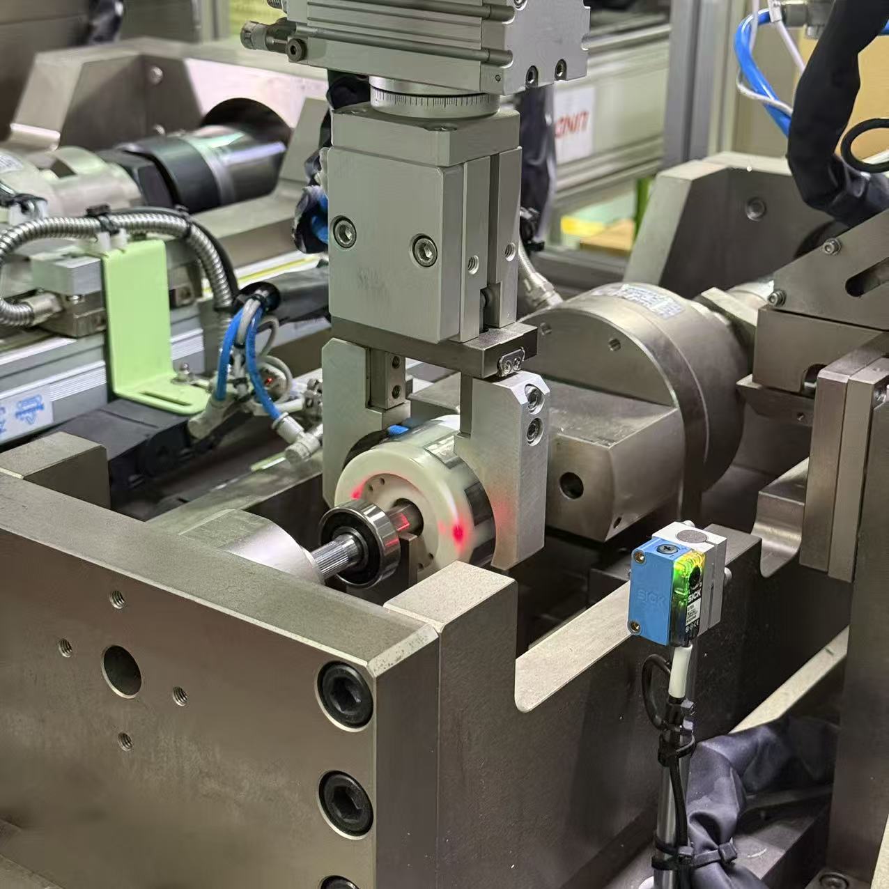 Entry axis and pulley