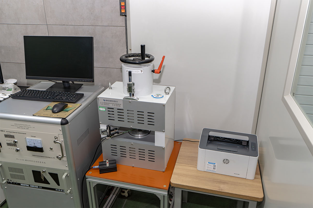 Permanent magnetic material magnetic automatic measurement device